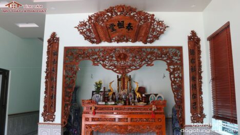 Bộ cuốn thư phụng tổ đường, Cửa võng gỗ mít